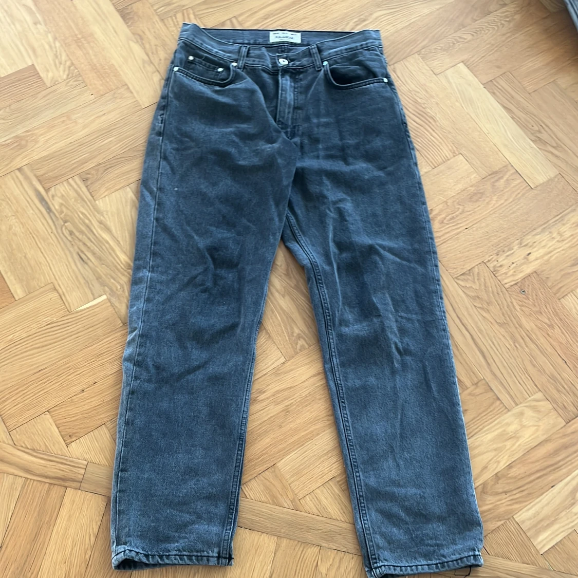 Gråa jeans