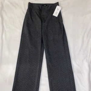 kostym byxor / suit pants gråa - Meddela mig innan köp!!  Aldrig använd! Prislappen kvar. 150kr + frakt. Strl 36, perfekt långa för mig som är 164. 