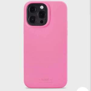 Säljer ett helt nytt rosa mobilskal från holdit. Säljer då jag har råkat beställa fel modell. Mobilskalet funkar till iPhone 13 och 13 PRO. NYPRIS 199