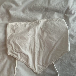 Vit topp - Jättefin och somrig topp i frågan zara som man knyter där bak🤍 