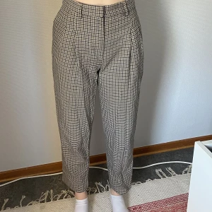Rutiga byxor från Monki - Byxor från monki i storlek 34. Väldigt sköna! Flitigt använda men ändå i bra skick.