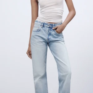Raka jeans Zara - Fina ljusblåa jeans (ser mörkare ut på mina bilder) från Zara. Storlek 40 men liten i storleken 