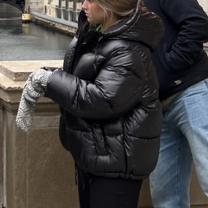 Jacka - Säljer denna jacka från hm då den köptes i kris när min vinterjacka var inne på lagning