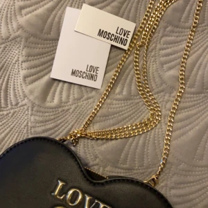 LOVE MOCHINO VÄSKA - En jättefin väska från love moschino som aldrig är andvänd! Skriv för fler bilder💓