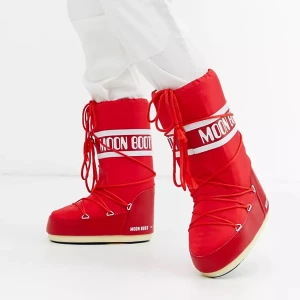 Moonboots - Hej, undrar om någon vill byta mina röda moon boot mot ett par i en annan färg. De är helt oanvända och köpta för 1699 kr🫶🫶💞