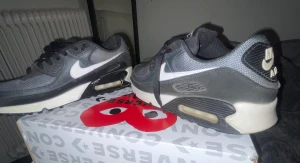 Nike Air Max 90 Grå/svart/vit - Ett par Nike air Max 90 som är i jätte bra skick, har använt dem väldigt lite för ja växte ut dem. 