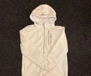 snil racing - säljer denna snilracing koftan för jag inte använder den❤️som ny, inga fläckar eller hål❤️köpt för 1000 i malmö