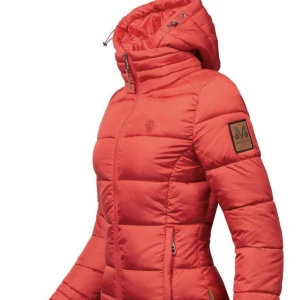 Vinterjacka - Snygg vinterjacka från Marikoo, väldigt varm och sitter snyggt. Luva, fickor med dragkedja. Använd fåtal gånger. Lite rödare i verkligheten. Nypris 850kr. Frakt tillkommer. 