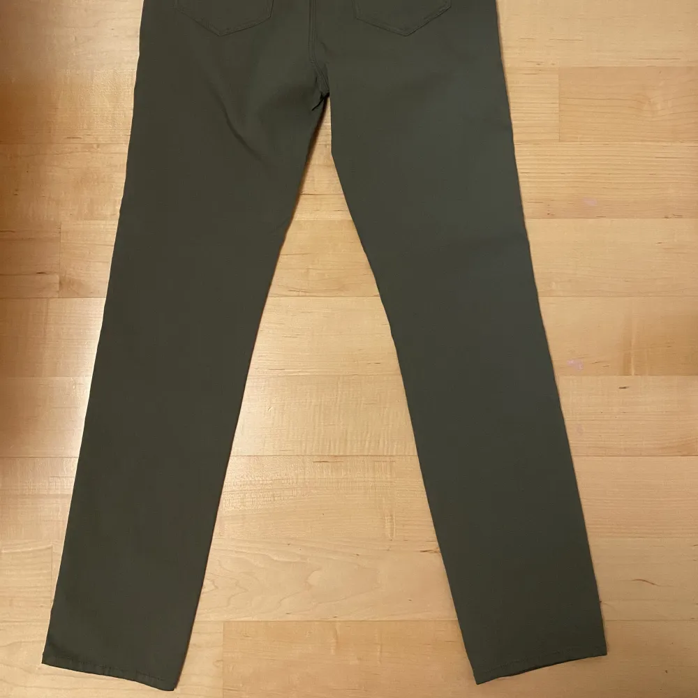 HELT OANVÄNDA gröna jeans med gulddetaljer från Vero Moda i modellen Sanna Denim💚straight/skinny + midrise! kontakta för fler bilder:) . Jeans & Byxor.