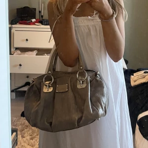 Beige väska - Intressekoll på min beiga väska!! Så snygg!! Men kommer inte till lika mycket användning längre❤️