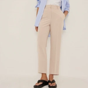 kostymbyxor  - Kostymbyxor i en fin beige färg. Använda ett fåtal gånger så i väldigt fint skick🥰 Köparen står för frakt!