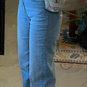 Straight jeans i Tall från Djerf Avenue i storlek 27. Sitter jättefint och perfekta för långa tjejer. I en fin mellanblå färg. Nypris 1299 kr