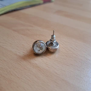 2 par Örhängen 🌞 - Hej alla glada ☺️ Här har jag 2par lite större örhängen 🌞 nr.1 material vet ej,dock väldigt fina bling lite tunga, nr.2 samma med dom vita,vet ej material äkta?☺️🌹 Pris 8 kr/par eller båda för 14 kr plus frakt 16 kr 🌹 Kontakta mig innan köp 🌹 Anki 🌹 