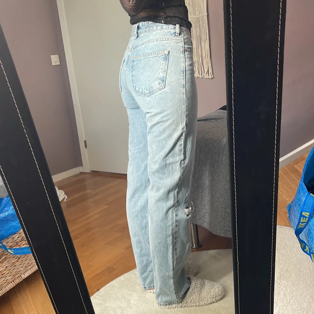 Jeans med slitningarna 🫶🏻 midwaist/high 🫶🏻 storlek 36 🫶🏻 jag är 170. Jeans & Byxor.