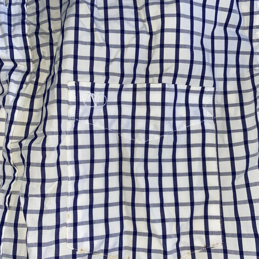 Vintage Skjorta från Valentino. Missfärgad eftersom att den är vintage, därav lägre pris. Storlek 40 (XL). Tröjor & Koftor.