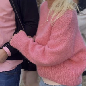 Rosa stickad tröja  - Lånad bild, säljer den i storlek M så lite oversized! Vill få sålt snabbt! Skriv till mig direkt om ni vill köpa 