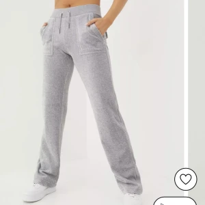 Juicy coutore  - Säljer mina gråa juicy coutore byxor för dom sitter för tajt på mig. Dom passar någon som är mellan 158 cm- 160 cm💓Kan också byta mot ett par andra juicy byxor i storlek XS