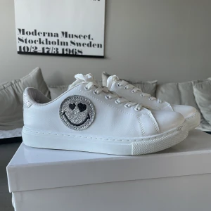 Skor med glitter - Säljer mina skor från Smiley som är i väldigt bra skick, då jag bara använt de en gång. Köp direkt för 250kr (exlusive frakt) eller kom med eget bud. Skriv vid intresse 💛