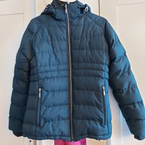 Vinterjacka - Marinblå vinterjacka från Dobsom stl 36. Nyskick. Öppen för bud.