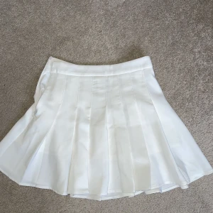 Kjol - En söt vit kjol med dragkedja från shein😊Knappt använd och super bra skick!