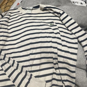stickad tröja  - en stickad tröja ifrån lacoste 50kr plus frakt 