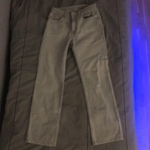 Gråa weekday byxor  - Säljer ett par gråa weekday byxor inte så använda och är i bra skick. Modell VOYAGE. Storlek 28/30 tar svisch eller kontant 