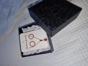 Smyckes set - Smyckes set, aldrig använt. (Jag vet inte varför bilderna blir på snedden, fler bilder kan skickas privat🫶🏼)