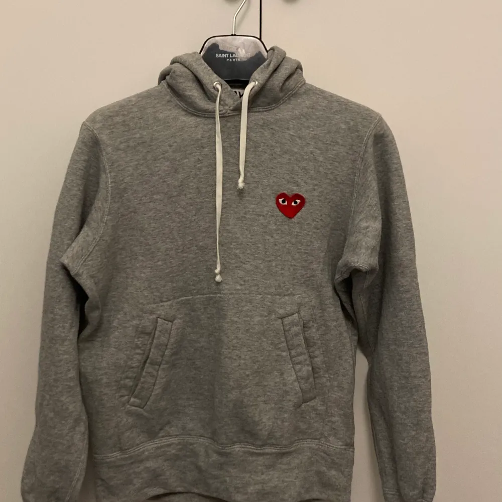 Säljer min Comme des garcons (CDG) play hoodie Den är dam storlek M, men sitter mer som en S Pris 1200 + frakt / eventuellt Meet-up i Malmö. Hupparit & Collegepaidat.