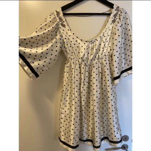 Klänning i siden - Jättefin klänning med skönt material, aldrig använd då jag inte får på mig den💕  skulle säga att den passar S-M☺️  Skriv privat eller i kommentarerna vad du vill ge för den, först till kvarn☺️☺️