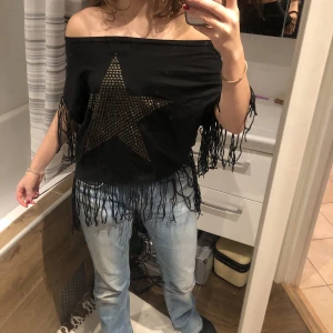 Off shoulder stjärn tröja - Super söt off shoulder tröja🖤 super söt nu till i sommar! Storlek S men är stor så fungerar för M säljs för 55kr + frakt⭐️ 