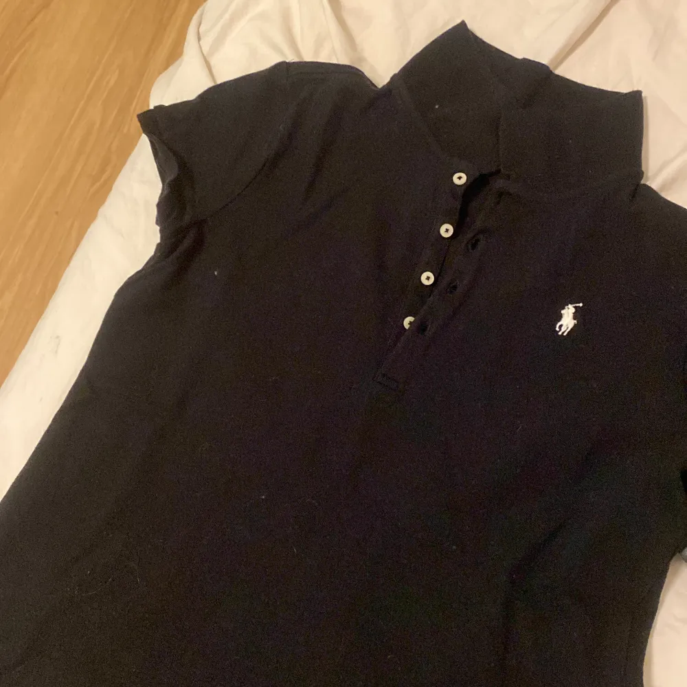 skit snygg ralph lauren piké i storlek XL men passar mig perfekt som är i Xs och 155 . Självklart äkta . Köpare står för frakt ! ❤️‍🩹. T-shirts.