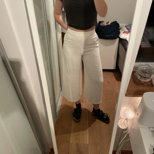Vita byxor från Massimo Dutti - Vita luftiga byxor från Massimo Dutti. Storlek 38. Aldrig använda. Vida ben och tajta i midjan. Små i storleken. Pris kan diskuteras. Skriv om ni vill köpa!