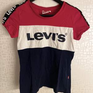 En fin t-shirt från Levi’s som är använd en gång pga fel storlek. Köpte den förra sommaren för 320. Skriv om du önskar flera bilder😊