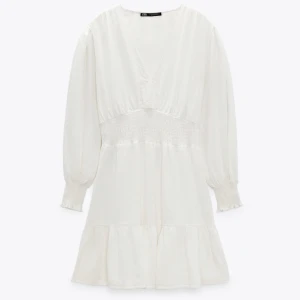 Klänning - Säljer denna jätte fina zara klänningen i storlek Xs, linneblandat tyg. Skriv om ni vill ha fler bilder, säljer för 350 + frakt. Tryck inte på köp nu!!!