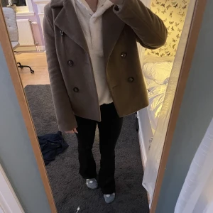 Kavaj jacka från part two - Säljer denna kavaj jacka från part two då den inte sitter som jag önskar. Den är i gott skick, storlek 36. Den är från Womenswear Part Two❤️