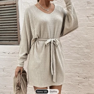 Klänning - Denna sköna klänning i beige, dedär bältet kommer med, jätte söt och otroligt skön klänning