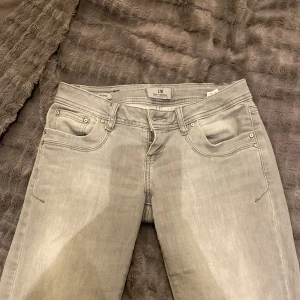 LTB Jeans - Säljer dessa populära jeans pga lite användning! De är i jätte fint skick ❤️ Köpta på Zalando för ungefär ett halv år sen 💖Jag är 163 och bär XS-S! Jag vet ej midjemått osv ❤️ Väldigt många skriver så förlåt om det tar lång tid att svara!!