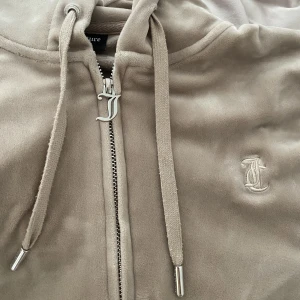 Juicy couture tröja - Ny skick, använd fåtal gånger, färgen är i varm taupe