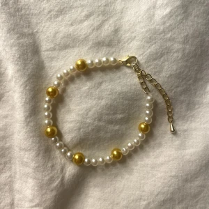 Pärlarmband - Nu börjar vi ta emot beställningar och här är vårat första armband vi säljer!  • Pris: 55kr + Frakt  • Betalning sker via Swish  • Om ni har några frågor kan ni kontakta oss via DM där även våra beställningar sker  Hoppas ni gillar armbandet!