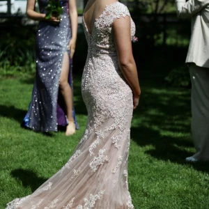 Balklänning  - Säljer min balklänning ifrån dressroom storlek 38, en otroligt vacker klänning som sitter snyggt med släp 