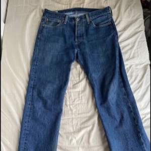 Säljer mörkblåa herr levis jeans som funkar för både tjejer och killar! Ganska använda men fortfarande bra skick! Strl 32/32 skriv för fler bilder!💞
