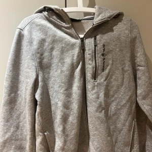 Säljer  - Säljer min gråa sail racing hoodie. Bra skick. Använd få gånger. Fick den i julklapp förra året. Priset kan diskuteras. Finns katt i hemmet. Passar både tjej och kille:)
