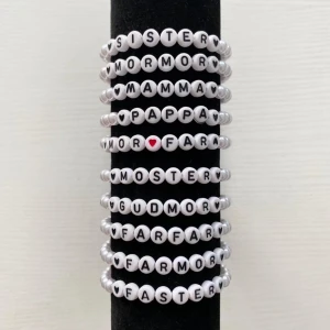 Personlig Armband 🫶🏼 Nytt armband görs vid varje köp! - Personlig Armband  med valfri text ( styck pris ) Handgjord av oss  Går att designa ett eget armband också.