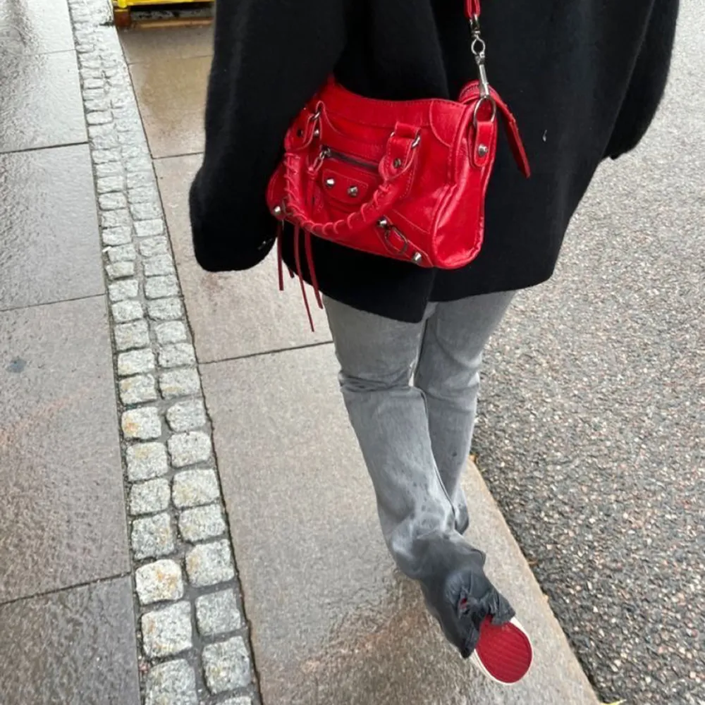 Säljer Balenciaga väskan i färgen röd säljer även svart och grå❤️‍🔥❤️‍🔥skriv för intresse❤️‍🔥❤️‍🔥. Väskor.