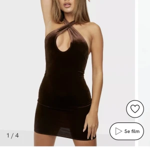 Nelly klänning  - Kort klänning i jättefin brun sammet. Varan är slutsåld och helt oanvänd, enbart testad. Sitter så jäkla smickrande framhäver kroppen verkligen. Halterneck med knytning och stretchig! Köpt för 300kr 