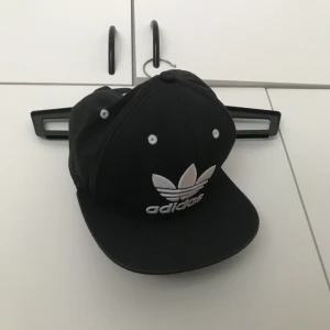 Adidas keps - Knappt använd, fint skick. 