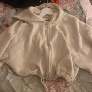 Huvtröja  - Oversized Knutbar huvtröja från hm, bra skick och knappt använd 