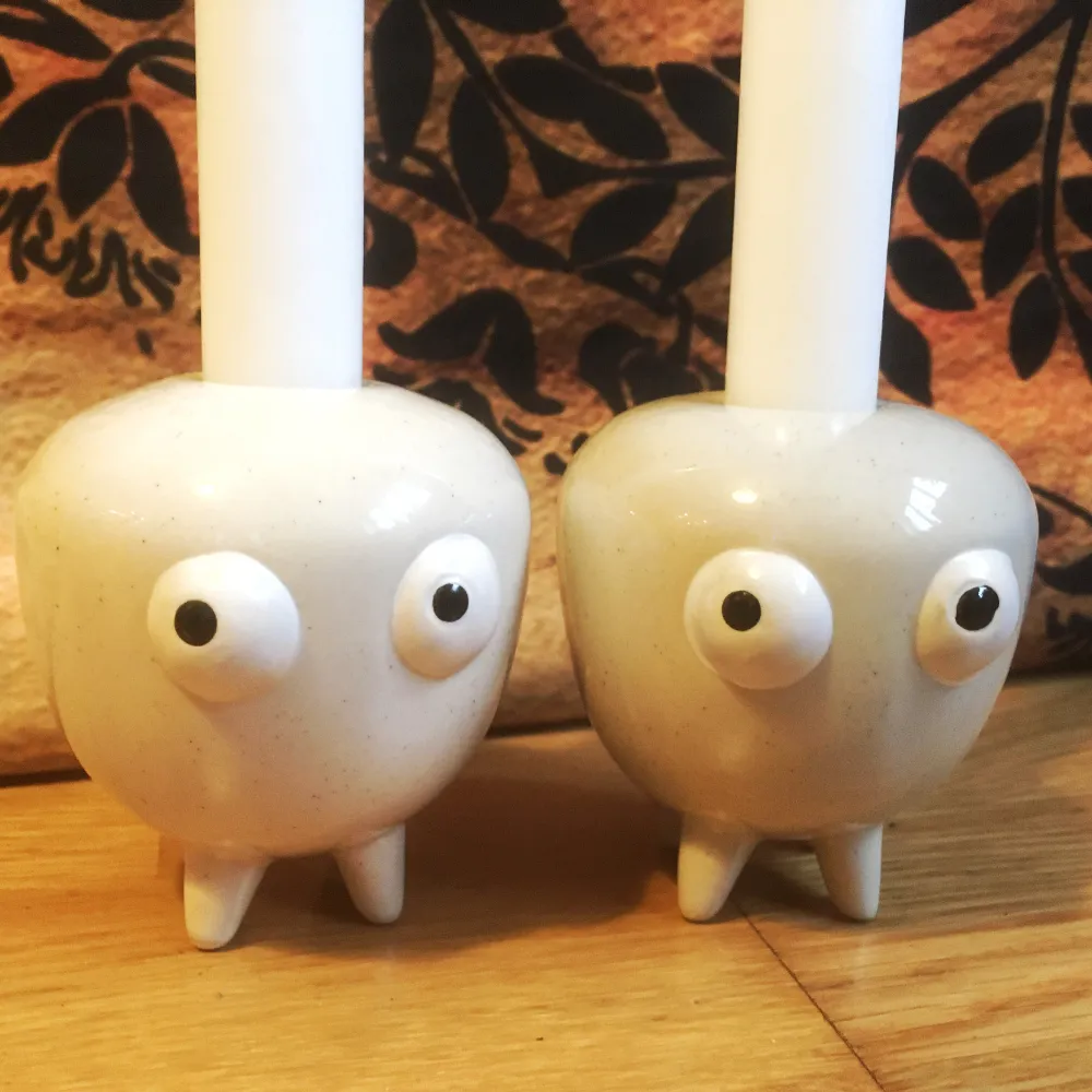 Söta små filurer till ljushållare! 🕯👀 Eftersom de trivs så bra tillsammans säljer jag dem endast i par, 50 kr för båda två. ✨. Muu.