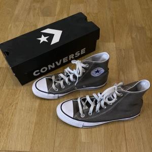 Converse skor - Brun/gråa Converse i storlek 36, väldigt väldigt lite använda så bra skick. Ordinarie pris var 750, säljer för 200kr