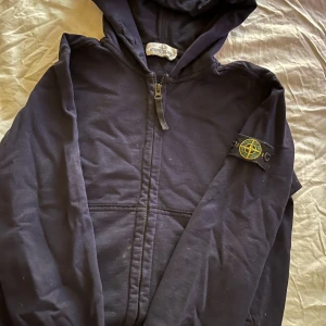 Stone Island - Svart Stone Island kofta , säljer för billigt